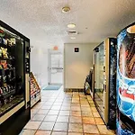 Super 8 By Wyndham Aurora East