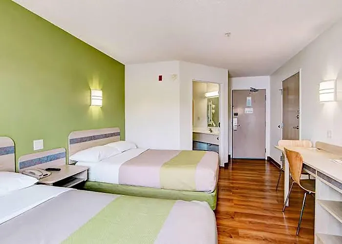 Super 8 By Wyndham Aurora East