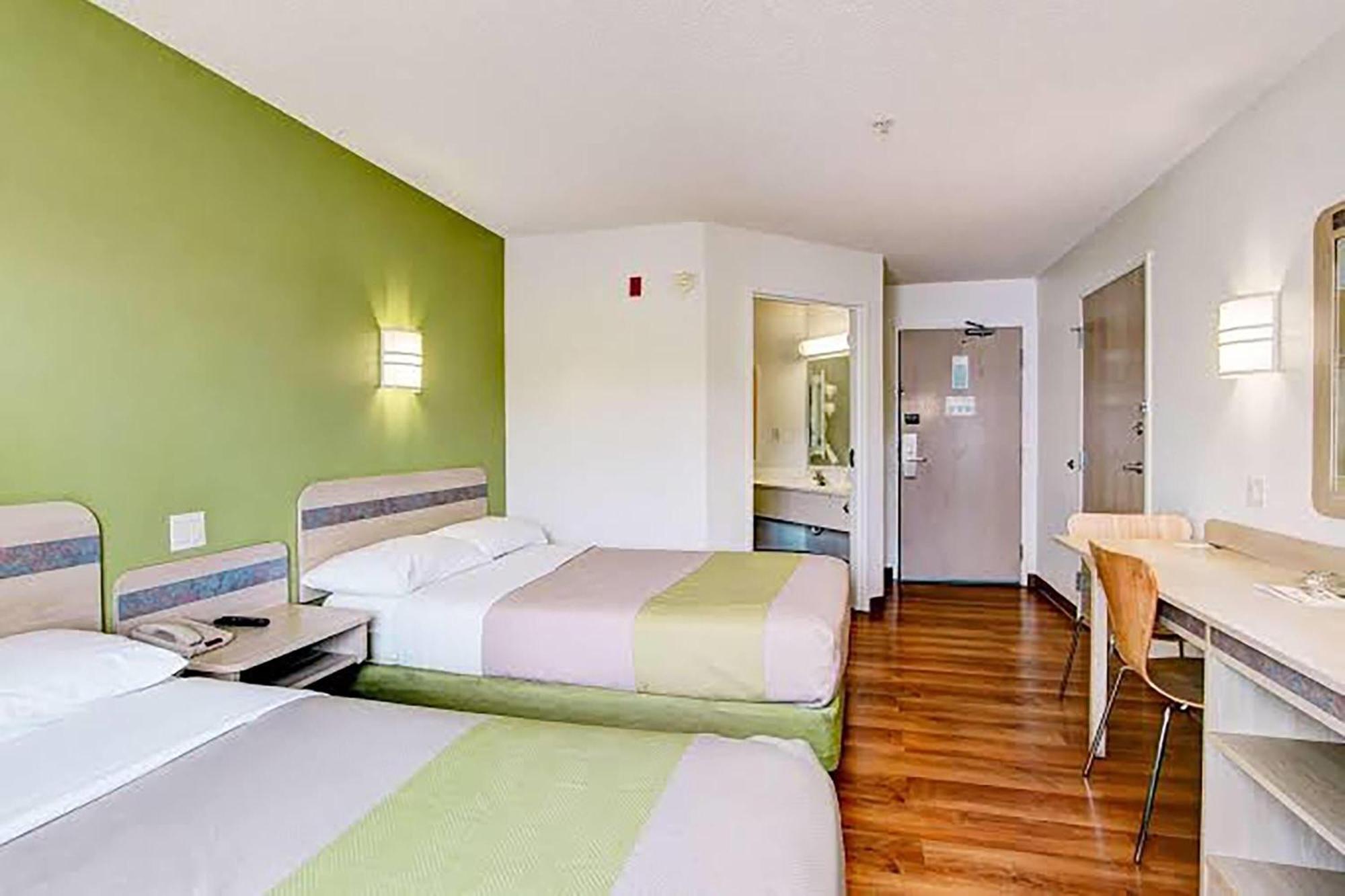 Penginapan Super 8 By Wyndham East 2*