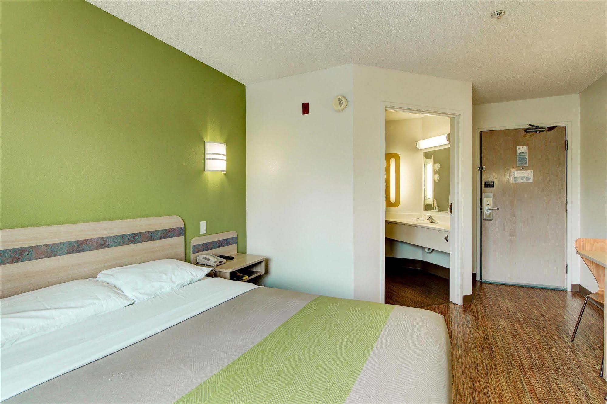 Super 8 By Wyndham East Penginapan Aurora