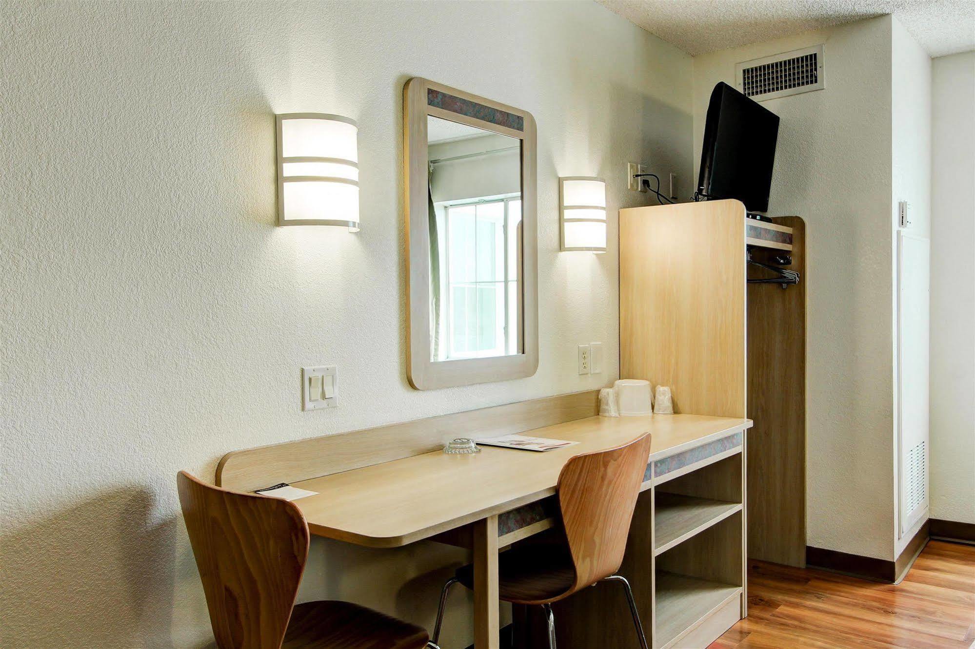 Super 8 By Wyndham East 2* Aurora